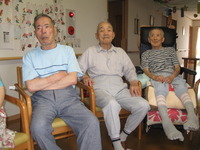午後は七夕のレクレーション・輪になって手作り紙芝居童謡