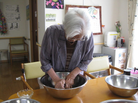 昨日は赤紫蘇を皆さんでもみ梅に漬け込みました。本漬け