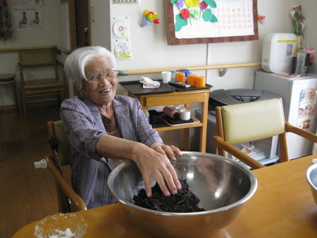 昨日は赤紫蘇を皆さんでもみ梅に漬け込みました。本漬け