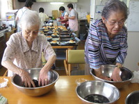 昨日は赤紫蘇を皆さんでもみ梅に漬け込みました。本漬け