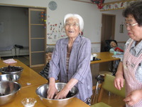 昨日は赤紫蘇を皆さんでもみ梅に漬け込みました。本漬け