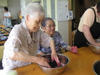 昨日は赤紫蘇を皆さんでもみ梅に漬け込みました。本漬け