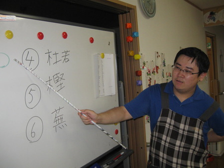今日のレクは漢字読みの脳のトレーニング