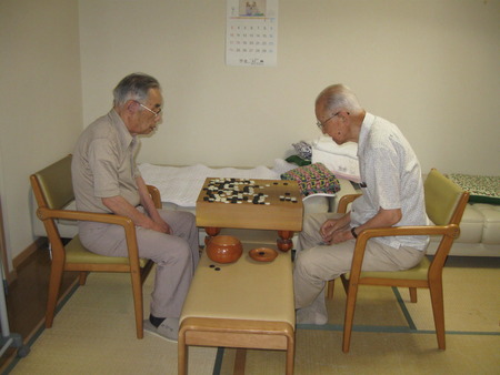 囲碁を楽しむ・レクでは2人3脚特性カルタで楽しみました　♪♪