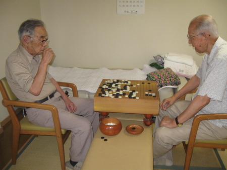 囲碁を楽しむ・レクでは2人3脚特性カルタで楽しみました　♪♪