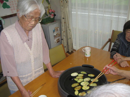 今日も須津中学3年生男子3名が福祉ボランティアに来訪