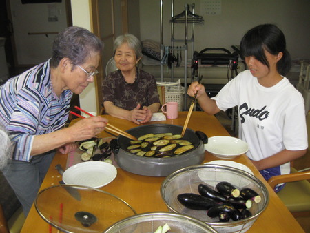 朝2人3脚で収穫されたナスを須津中の福祉ボランティアと