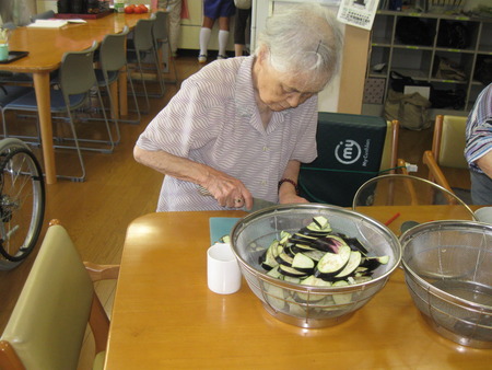 朝2人3脚で収穫されたナスを須津中の福祉ボランティアと