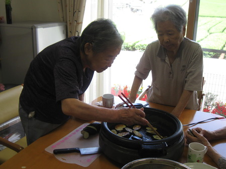 朝2人3脚で収穫されたナスを須津中の福祉ボランティアと