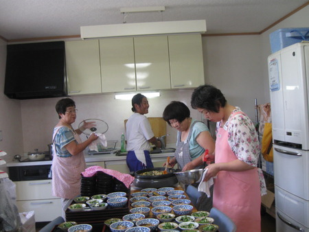 朝2人3脚で収穫されたナスを須津中の福祉ボランティアと