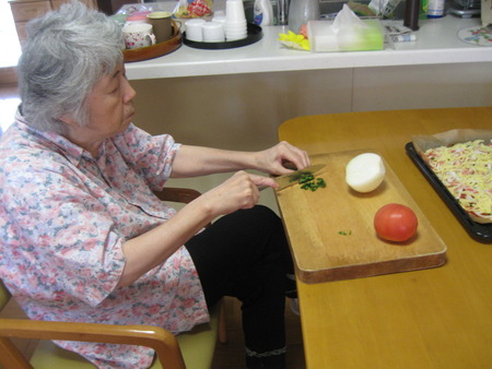 老人向け手作りピザのおやつです。下地ホットケーキミックス