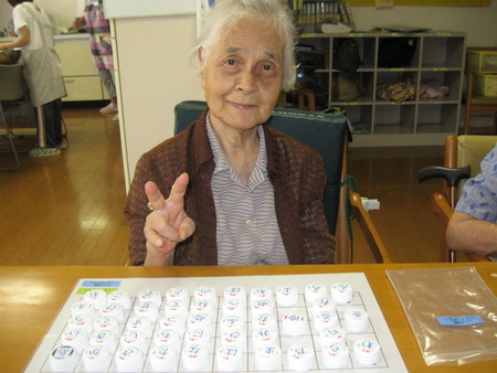 ペットボトルキャップ使用し、文字ならべで脳トレ
