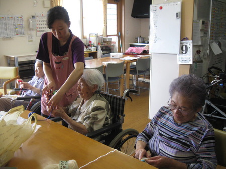 午後のレクはボンボン作り