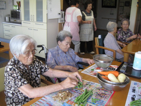 小規模ではカレーノ準備・GHではマイクを持って歌っています