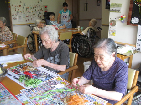 小規模ではカレーノ準備・GHではマイクを持って歌っています