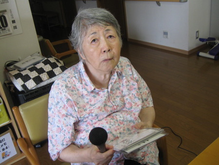 小規模ではカレーノ準備・GHではマイクを持って歌っています