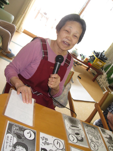 小規模ではカレーノ準備・GHではマイクを持って歌っています