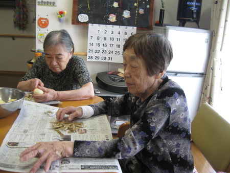 ウィンナーとジャガイモの煮付けの手伝い