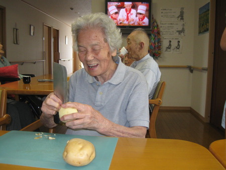 ウィンナーとジャガイモの煮付けの手伝い