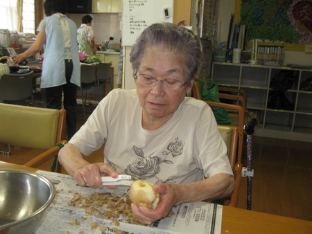 ウィンナーとジャガイモの煮付けの手伝い