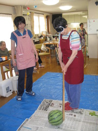 今日のレクはスイカ割りを楽しみました　♪♪