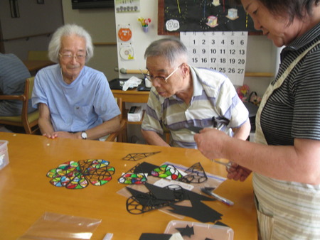 グループホームでは足の運動、小規模では作品を作成中