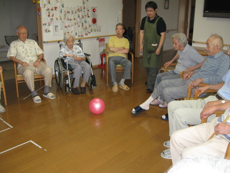 合同レクレーションではボールで足蹴り、皆さん俊敏に反応
