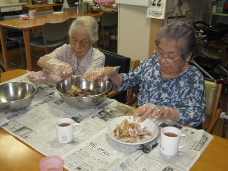 ランチは味な丼・鯵のひらきをほぐししその葉と混ぜて・・