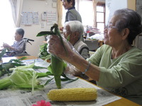 今日のおやつはとうもろこしです。山梨産をいただきました☆