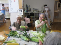 今日のおやつはとうもろこしです。山梨産をいただきました☆