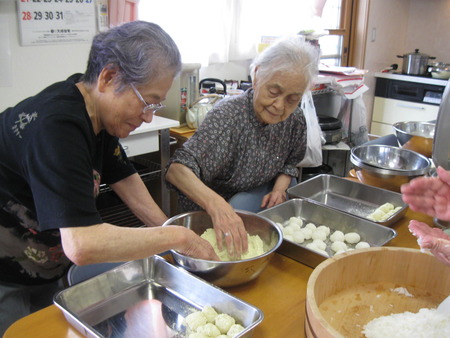 今日のお昼は皆さんでズンダ餅作り・美味しかった！