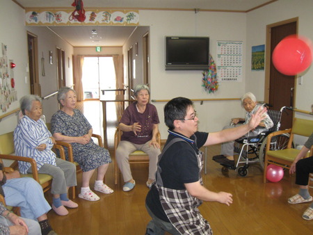 午後のレクは風船とボール遊び