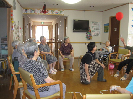 午後のレクは風船とボール遊び