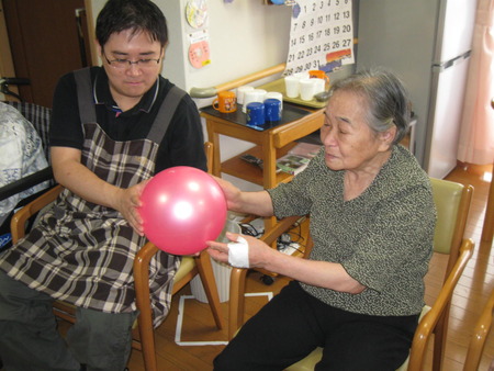 午後のレクは風船とボール遊び
