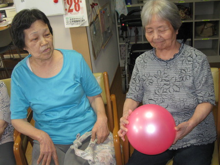 午後のレクは風船とボール遊び