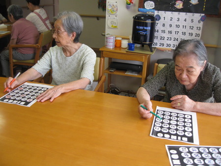 今日のレクはビンゴゲームで楽しみました　☆