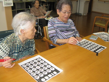 今日のレクはビンゴゲームで楽しみました　☆