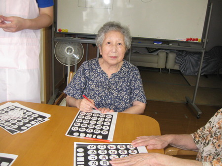 今日のレクはビンゴゲームで楽しみました　☆