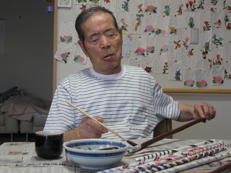 のんびりと広告を丸めて色塗り、額縁を作成します。