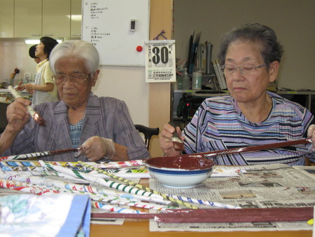 のんびりと広告を丸めて色塗り、額縁を作成します。
