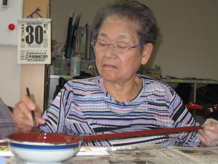 のんびりと広告を丸めて色塗り、額縁を作成します。