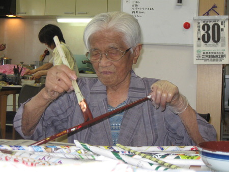 のんびりと広告を丸めて色塗り、額縁を作成します。
