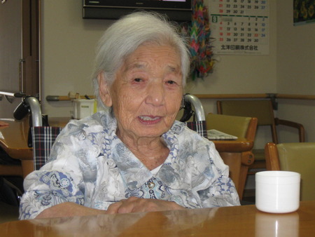 のんびりと広告を丸めて色塗り、額縁を作成します。