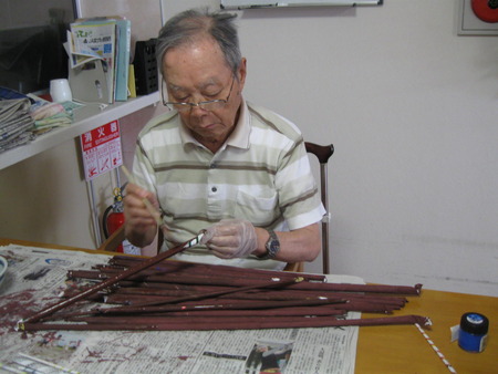 干支の作品の額縁作り・広告の紙で作っています。