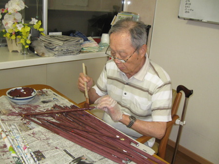 干支の作品の額縁作り・広告の紙で作っています。