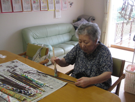 額縁作り・広告丸めて絵の具で色を塗ります。大分できました