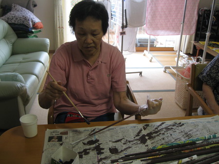 額縁作り・広告丸めて絵の具で色を塗ります。大分できました