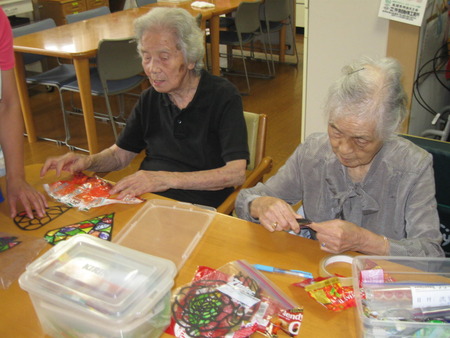額縁作り・広告丸めて絵の具で色を塗ります。大分できました