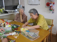 午後は皆さんで工作です