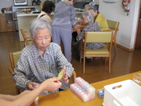 午後は皆さんで工作です